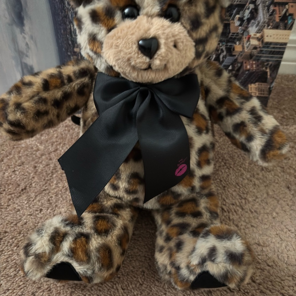 Betsey Johnson Leopard Print Plush with Gold Heart Charm crossbody handbag - Picture 6 of 7